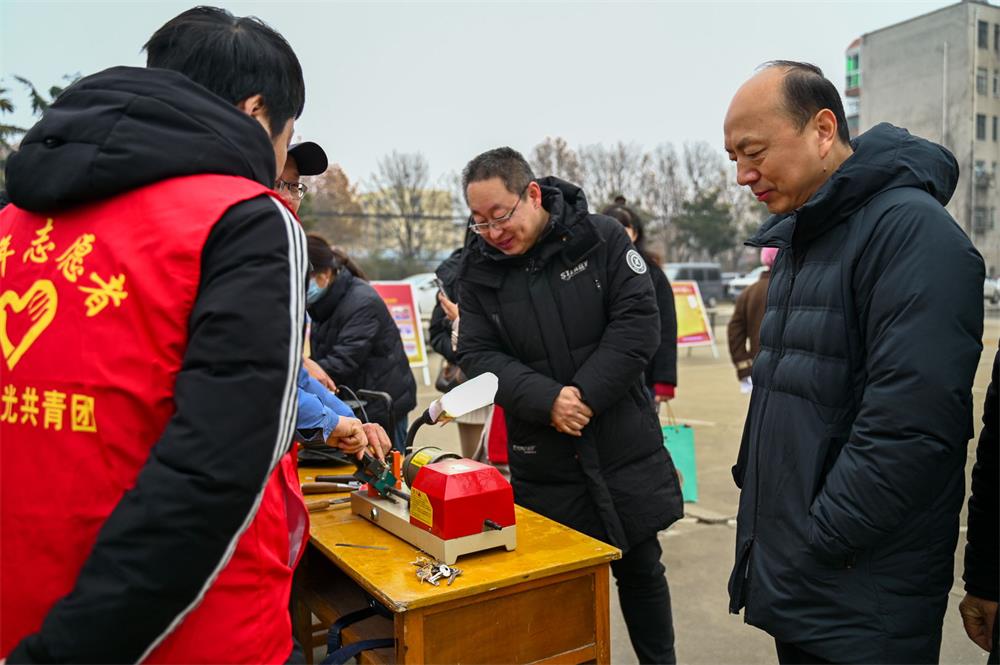 冬日里的“一抹紅”！樂(lè)凱華光團(tuán)委開(kāi)展學(xué)雷鋒志愿服務(wù)活動(dòng)