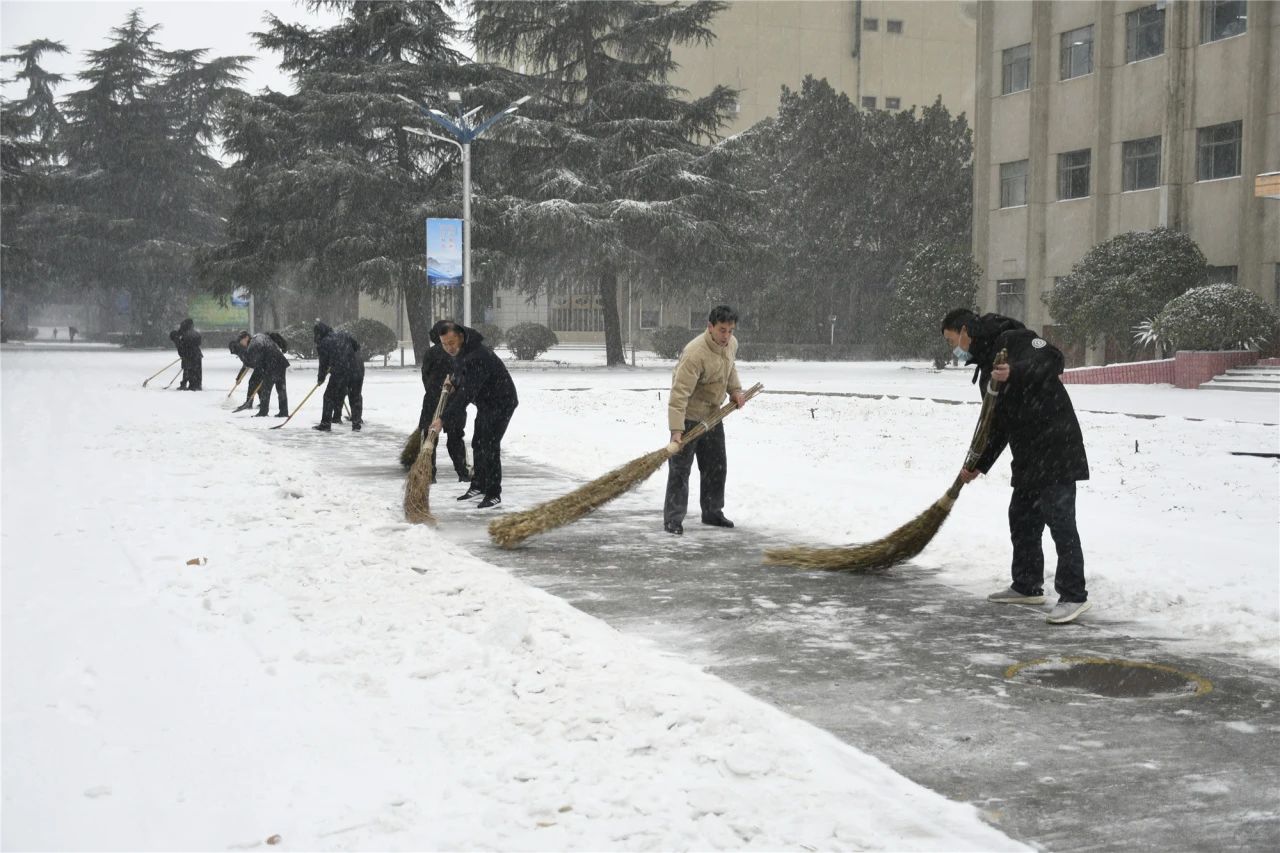 以“雪”為令 全員上陣--樂(lè)凱華光開(kāi)展掃雪除冰行動(dòng)